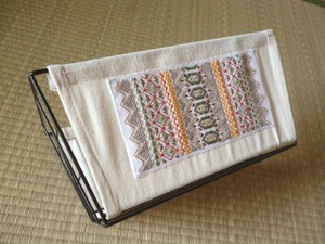 ワイヤーバスケット■刺繍布付き◆収納■部屋のアクセント ハンドメイド小物入れ かごカゴ籠　　　　