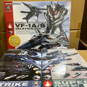 BANDAI　1/72　VF-1S 一条輝機（三形態完全変形）＆　ストライクパーツ・スーパーパーツ　超時空要塞マクロス ~愛・おぼえていますか~