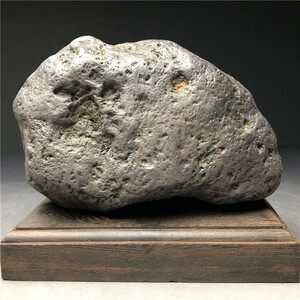 隕石・鉄隕石・磁石にくっつく・原石　マダガスカル　重さ約2940グラム　木台付き