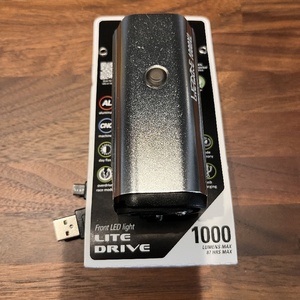 【新品・未使用】LEZYNE　フロントライト　LITE DRIVE 1000XL（シルバー）