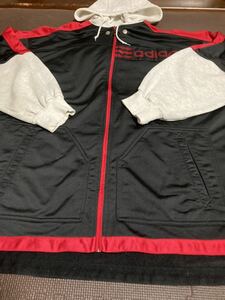 美品adidasフード取り外し可能、黒、赤、ロゴ赤ストレッチパーカジャケット　サイズ07（XL以上）