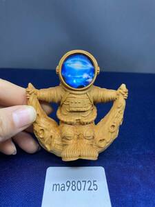 【実物 宇宙飛行士】 時代木彫 月の宇宙飛行士 置物 月 木彫り 彫刻 人物 部屋 飾り置物 美術工芸品
