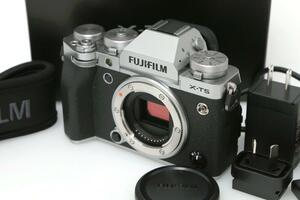 美品｜富士フイルム FUJIFILM X-T5 ボディ シルバー CA01-T1361-2Q3 Xマウント APS-C 手ブレ補正 カメラ XT5 ミラーレス