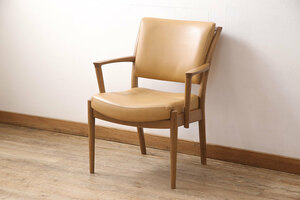 R-050022 中古 美品 カリモク家具(karimoku) 合皮 温かみのあるカラーが魅力的なナラ材製のアームチェア(ダイニングチェア、椅子)