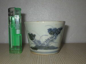 【江戸時代保証】古伊万里　染付　蕎麦猪口　１客　(高５．８cm)　草花蝶紋 　●無傷・少し磁貫あり●