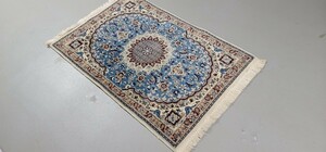 ペルシャ絨毯 ナイン産 100%手織りシルクとコルク 手織り 未使用品 サイズ:134cm×89cm 綺麗なブルとベージュ色