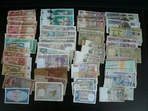 ◆H-78643-45 海外 外国紙幣 まとめて 紙幣90枚