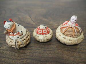 戦前 古い和布人形 いづめこ人形 3体 授乳する母猫 郷土玩具 風俗人形 民芸 伝統工芸 置物 豆人形 豆玩具 ミニチュア 子猫 親猫 古布レトロ