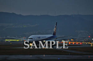 D【航空機写真】Ｌ版４枚　全日空　B777-200　伊丹空港