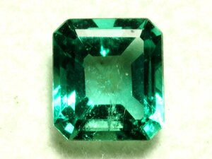 天然エメラルド ルース 0.383 ct、ソーティング付き、ケース入り