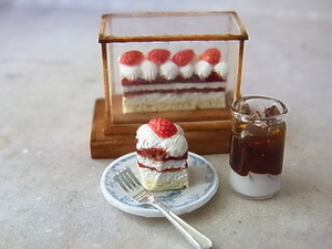 ミニチュアドールハウス ミニチュア焼き菓子 カスタムブライス の小物にも　アンティークショーケース アンティーク皿 アイスコーヒー