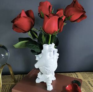 ホワイト Sサイズ 心臓型の花瓶 心臓 ハート 花瓶 植木鉢 花 ユニーク インテリア 置物 装飾 オーナメント 彫刻 702