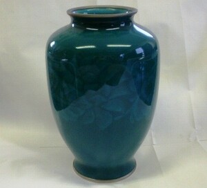 青磁っぽい花瓶葉っぱと花の模様