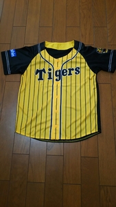 阪神タイガースのユニフォームシャツ