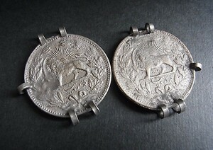 【q050057a2】 シルクロード　アンティーク　コイン　パーツ2個　アンティーク　貨幣　ペンダント 少数民族 装飾品
