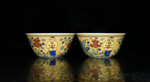 【超珍館蔵】明 成化年製款 古陶瓷品 金地 五彩 嬰戲紋 茶杯一對 置物 古賞物 古美術品 稀少珍蔵品
