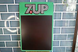 新品 ７UP　セブンアップ　チョークボード　エンボス メタルサイン 看板 世田谷ベース インテリア アメリカン USA　店舗ディスプレイ