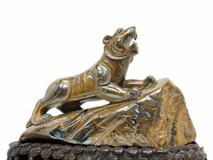 虎目石彫刻 上山 虎 置物 タイガーアイ 天然石 重量約8.1kg 縁起物 風水 インテリア 古美術品