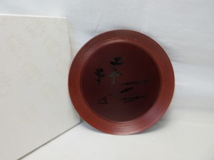 I10150 【 ほぼ未使用 茶道具 木製溜塗 松葉蒔絵 丸皿 干菓子器 紙箱 】 検) 煎茶道具 茶懐石 茶事 茶席 菓子盆 木工芸 菓子入れ 和物ⅰ