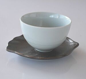 白湯飲みと木の葉の茶托１客 薄いブルーの湯飲み yu128