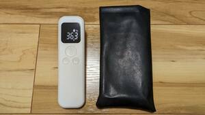 非接触 体温計 温度計 1秒測定 赤外線 コンパクト ポケットサイズ LED デジタル 自動電源OFF 合皮ケース付