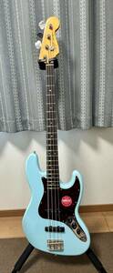 新同美品 即決 Squier Classic Vibe 60s Jazz Bass ダフネブルー