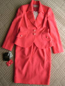 スーツ　M　ピンクオレンジ　フォーマルスーツ　ジャケット　タイトスカート　カメリアボタン