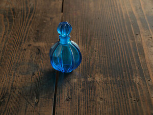 プレスガラスの小さな青い小瓶 ボトル 香水瓶 コバルトブルー パヒュームボトル ファーマシー ガラス細工 ヴィンテージ アンティーク /J629