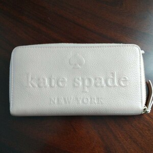 kate spade長財布　おしゃれに　かっこ良く　ラウンドファスナー　ケイト・スペードニューヨーク　淡いピンクの長財布です。