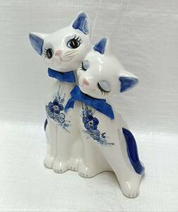 ・キュートな猫の白磁青花絵　陶器貯金箱置物　スリランカ　SUN ART製