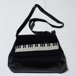 ハンドメイド　猫ふんじゃったの素敵なショルダーバッグ　ブラック　ハンドバッグ ピアノ　鍵盤　クロネコ　本革 レザー プラダ プレゼント