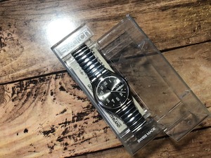 未使用 デッドストック級 ケース付 レア swatch スウォッチ AG1994 デイデイト シルバー 純正バンドベルト クオーツ ボーイズ 腕時計