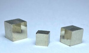 黄鉄鉱結晶 直方体 3個セット 3個で約10g ミニサイズ【在庫の中から3個】パイライト 天然石 鉱物 六面体 結晶 原石 スペイン産