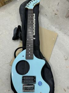 一円スタート　フェルナンデス アンプ内蔵ギター FERNANDES ZO-3 完動品 ターコイズ ブルー 正規品 コンパクト 電池 駆動 ソフトケース付き