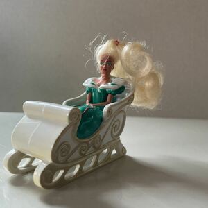 バービー人形　ソリに乗るバービー