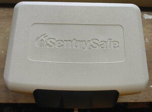 Sentry SAFE セントリー ポータブル 保管庫　守る　金庫　家庭用　事務用　防災用品　家庭用保管庫　白　防犯