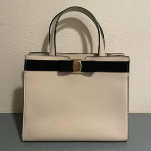 美品 Ferragamo フェラガモ 2way トートバッグ ヴァラ アイボリー 187,000円 入園式 入学式