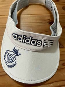 送料込み！adidas ゴルフサンバイザー 総柄 アディダス サンバイザー 刺繍 GOLF ゴルフウェア 帽子