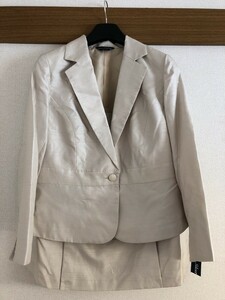 SilentMajority　光沢生地のスカート・ジャケットのセットアップ　ベージュ　１７ABR８０ 【OR-523】