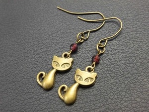 【１月誕生石】ガーネット×猫の可愛いピアス　５８３