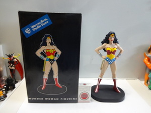 ワンダーウーマン WONDER WOMAN FIGURINE 1999 DC Comics ワーナーブラザース ガラスケースに飾ってました 箱にイタミあります。