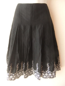W73★裾花草刺繍黒のコットンタックフレアースカート