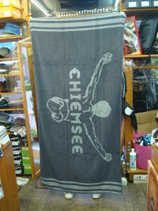 新品CHIEMSEE(キムジー)ビーチタオルTOWEL LOGO 975 IRON GATE