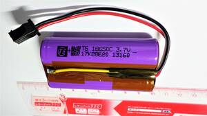 リチュウム電池　 2組：　１８６５０C 　3.7V x 2個 (7.4V)　で2組(写真の電池2個組が2個/4個）