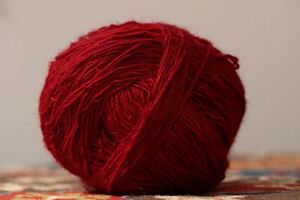 羊毛 手紡ぎ糸 レッド 赤 トルコ産 100g 草木染め ハンドメイド資材