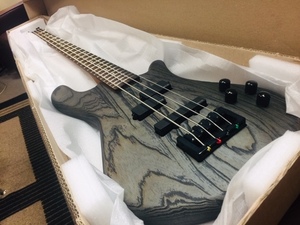 新品アウトレット即決特価品！！★Spector　NS Pulse 4！★渋い象徴的なデザイン！！限定1本入荷！！