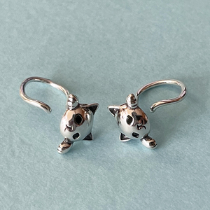 ピアス フックピアス S925 シルバー 猫 ねこ 黒目 キャット CZ ロングテール Silver アクセサリー レディース