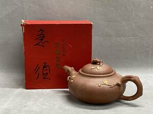 3＃E/3791　朱泥急須 茶壷　扁梅 在銘 煎茶道具 古玩 時代物 茶道具 彫刻あり 朱泥紫砂 煎茶 後手 60サイズ