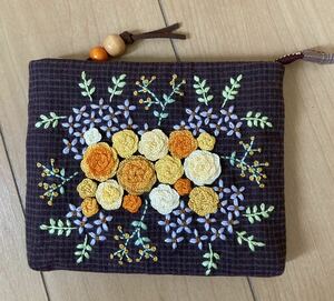 刺繍ポーチ　エンジ