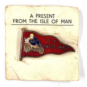 アイルオブマン 1907-82 ピンバッジ ISLE OF MAN Pin マン島 TTレース カフェレーサー トリスケリオン Manx Triskelion